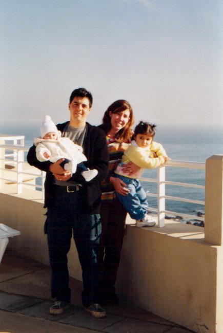 Pap, mam, Pilar y yo mirando el mar.